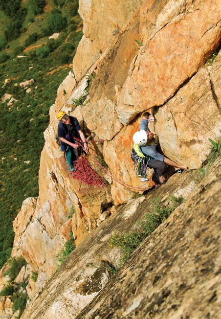 Patrick Winter and Bryan Rynne on Sisters of Mercy (VS 4b). Photo: Don Sargeant