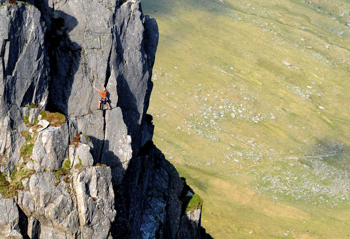 Mark Hounslea high on Pinnacle Wall (S) on Craig yr Ysfa. Photo: © Simon Cardy