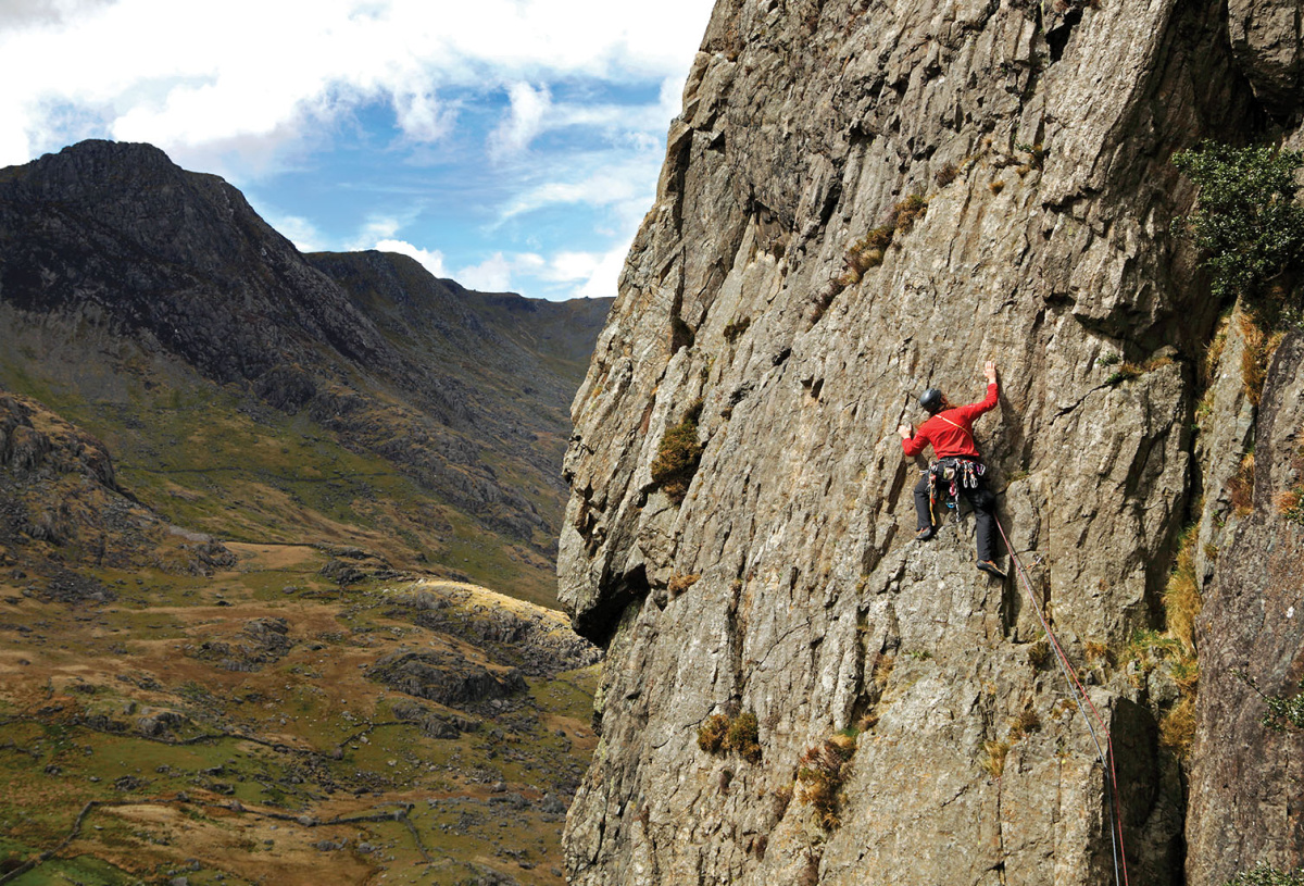 One of the very best routes of its grade in north Wales is Crackstone Rib (S 4a). Richard Hubbard embarks on the traverse out to the rib. Photo: © David Simmonite
