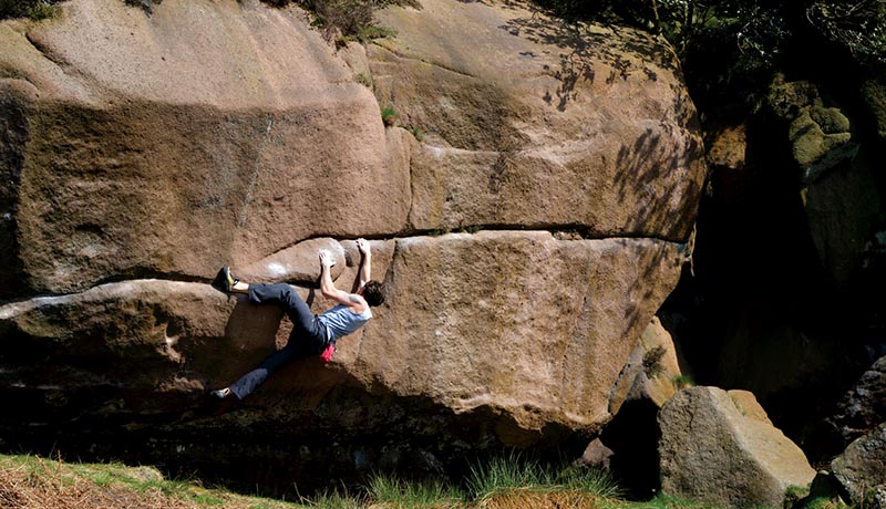 A Roaches tour de force is Inertia Reel Traverse (V12). This super classic from Jerry Moffatt goes all the way along the sloping shelf and sees few ascents. Andi Turner heel hooks his way along the right-hand section. Photo: © David Simmonite